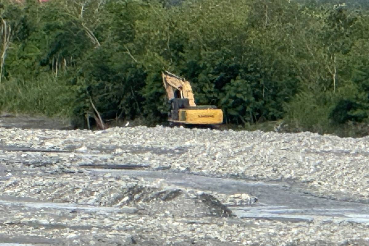 針對卑南溪河床揚塵問題，臺東縣政府再次出動機具進行搶修。