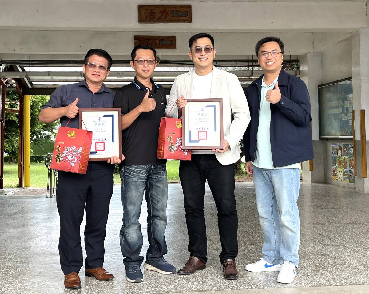 成功國小陸文杰校長（右一）回贈禮物，並與黃柏堯董事長(右二）等人合影留念。