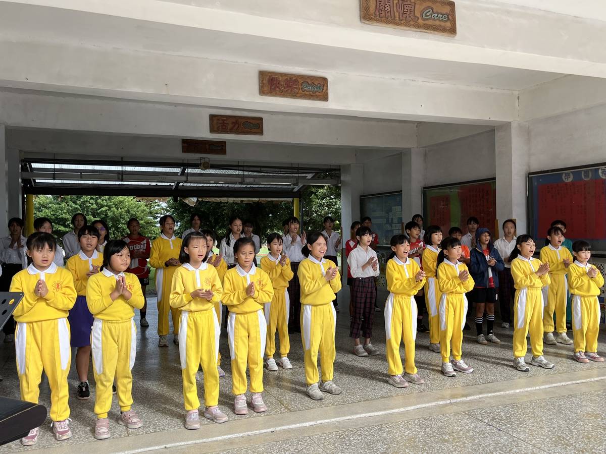 捐贈典禮中，成功國小合唱團演唱快樂天堂。