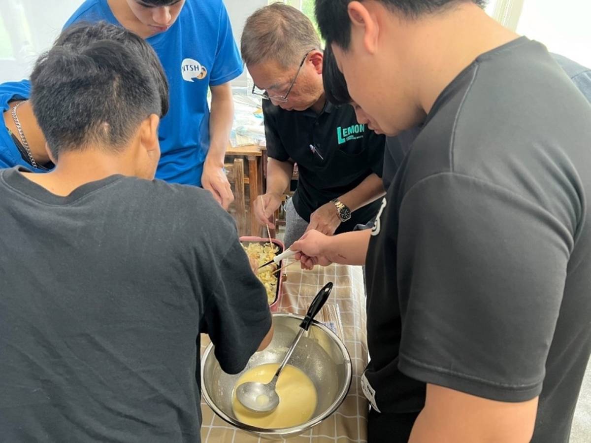 日語夥伴大城先生與國立臺東高級中學學生製作章魚燒 (教育部提供)