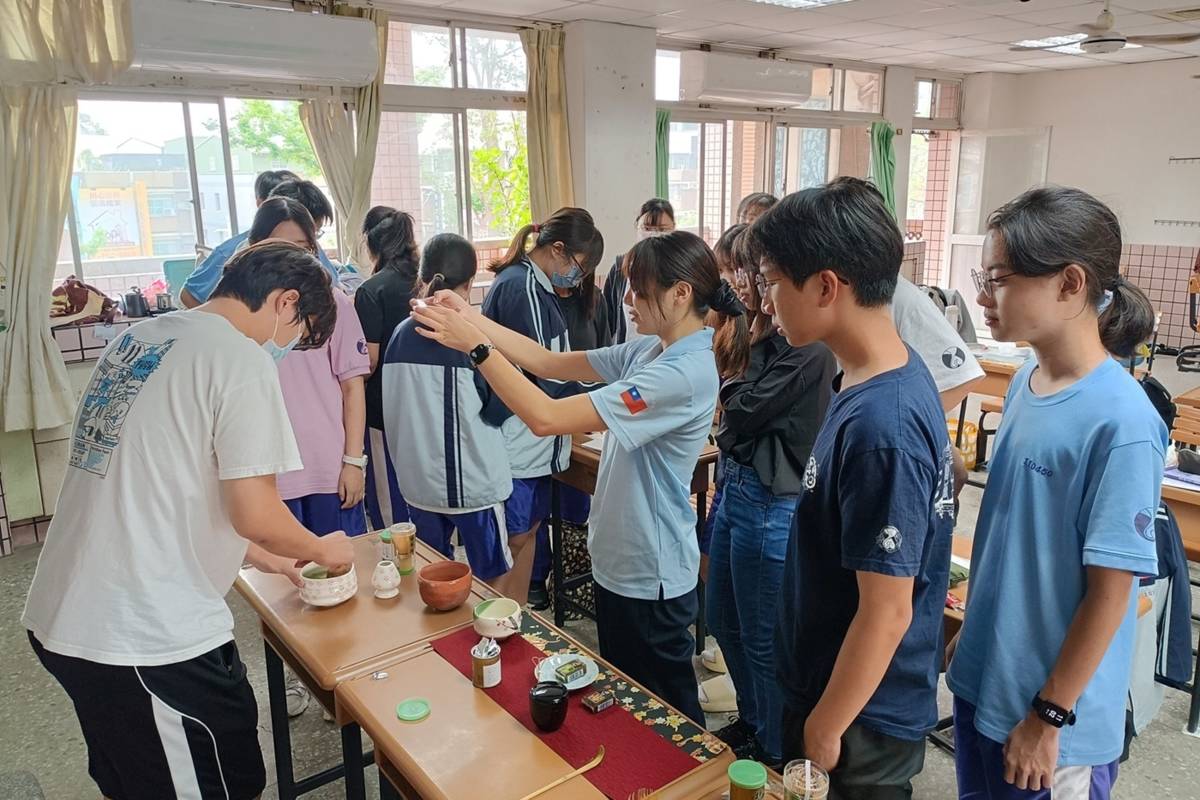 日語合作夥伴青山小姐於國立鳳新高級中學介紹日本茶道文化 (教育部提供)