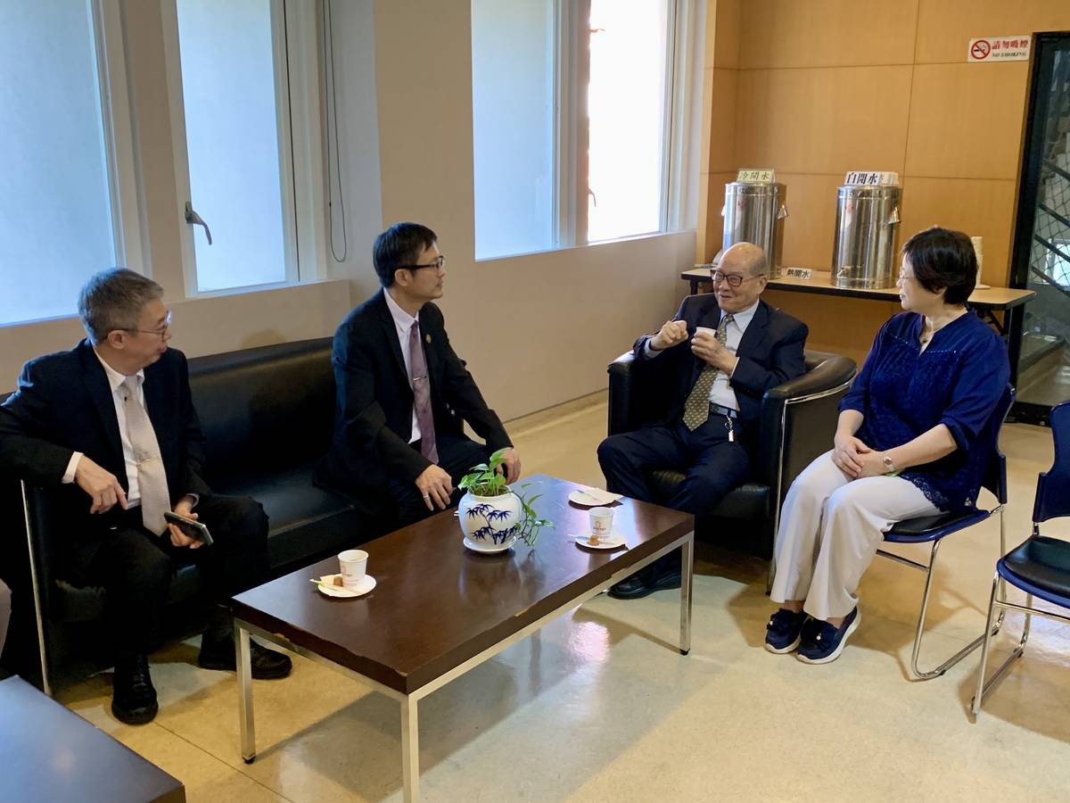 左起臺中教育大學郭伯臣校長、新北市教育局張明文局長、教育基金會董事長黃昆輝教授、教育電臺黃月麗臺長共同談論AI教育發展現況 (記者攝)