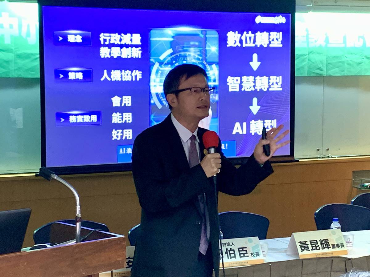 新北市教育局長張明文分享「新北市AI教育局」的轉型經驗 (記者攝)