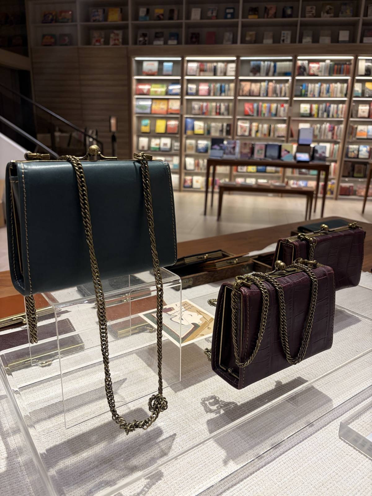 台灣工藝新銳設計展展出文青喜愛的山本口金包 (中央書局提供)