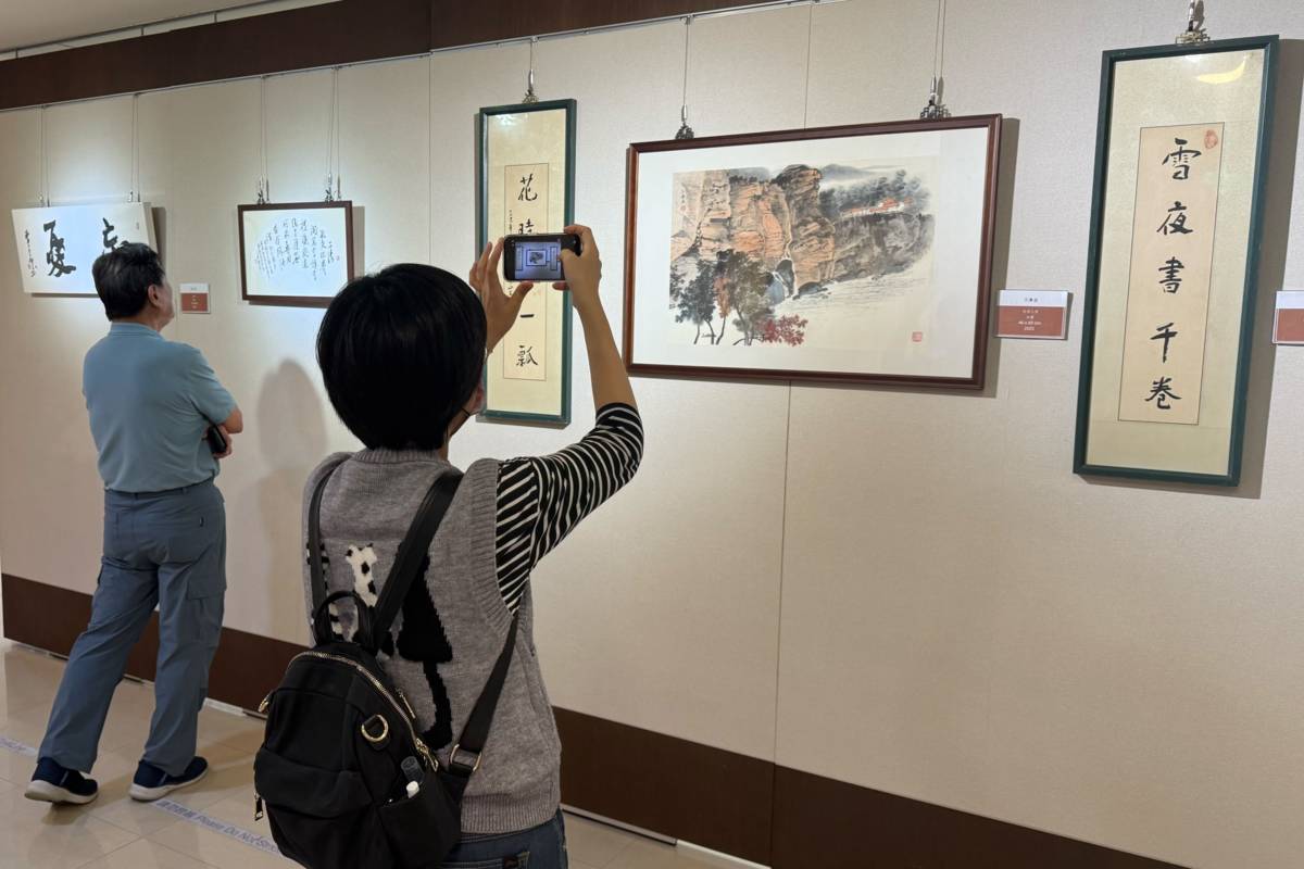 與會者參觀展覽作品