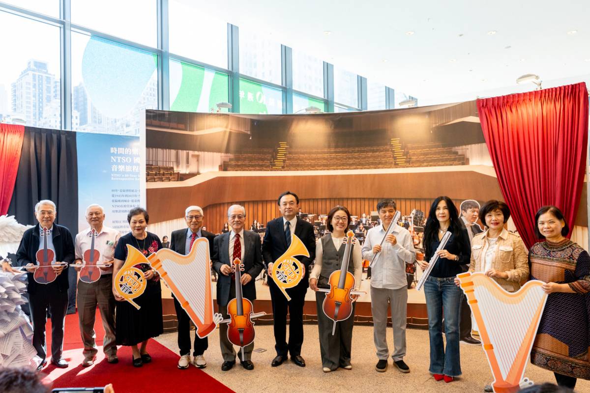 NTSO 80週年特展「時間的樂譜」開幕式，文化部政務次長王時思（右5）、國立臺灣交響樂團長歐陽慧剛（右6）及首席客席指揮水藍（右4）等與會貴賓大合照