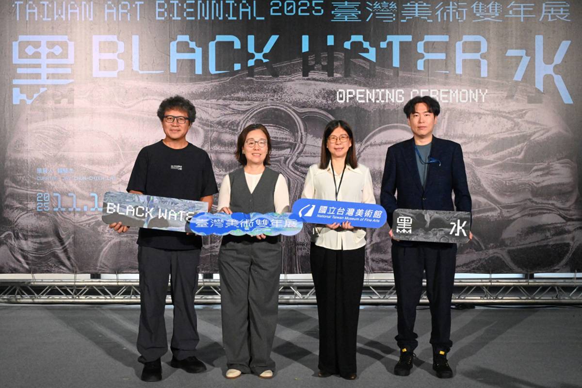 文化部政務次長王時思（左2）、國美館長陳貺怡（右2）、策展人賴駿杰(右1)、參展藝術家馬躍‧比吼（左1）等開幕式上合影.