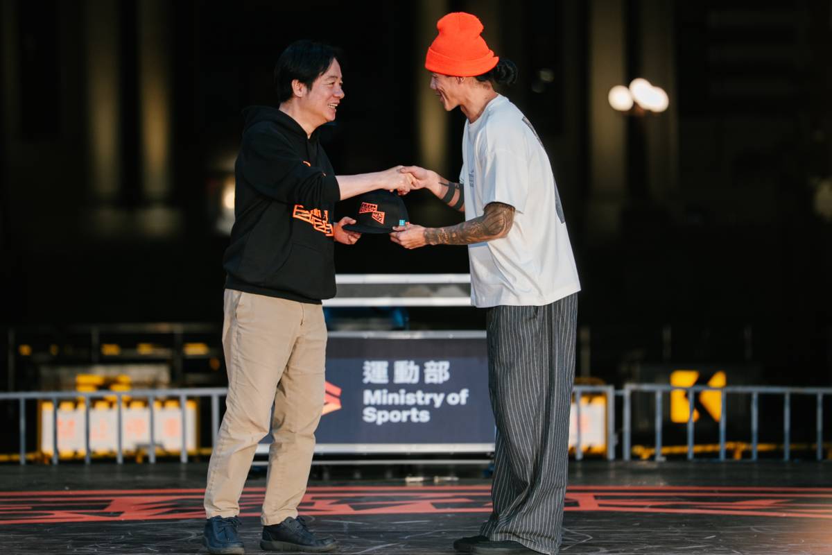 評審囂張老師代表贈送總統街舞帽子作為紀念。(運動部提供)