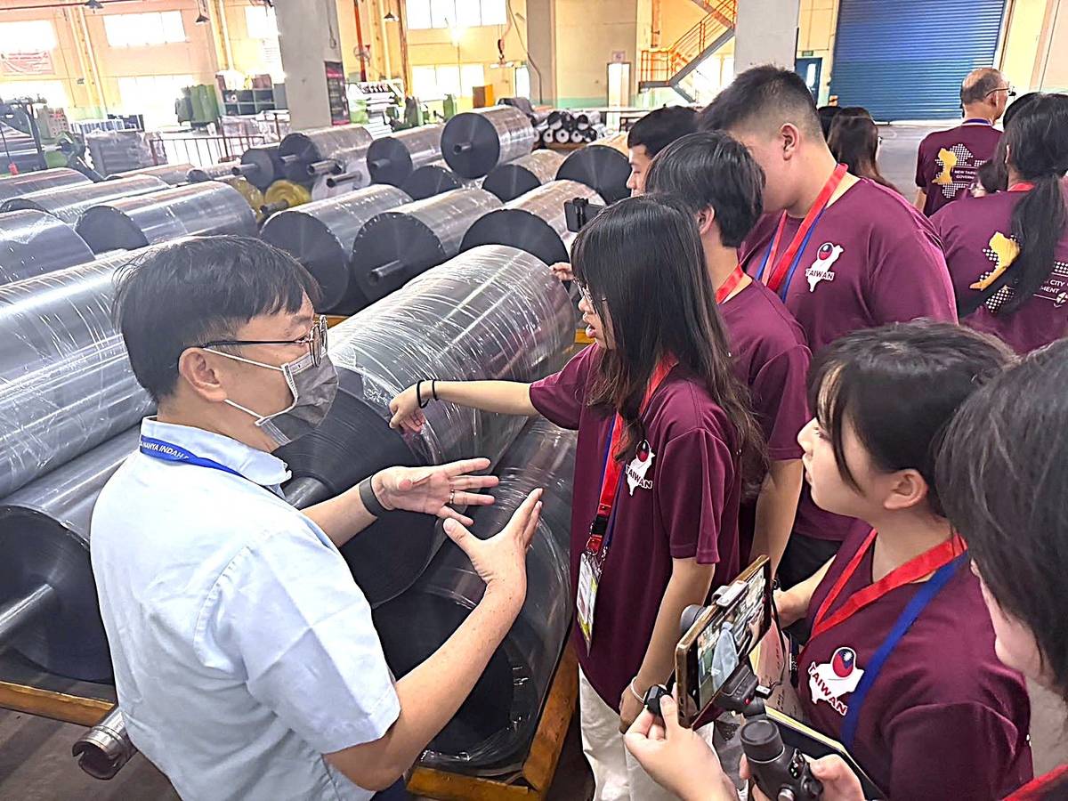 參訪南亞塑膠印尼廠，現場人員解說塑膠膜與膠袋製程