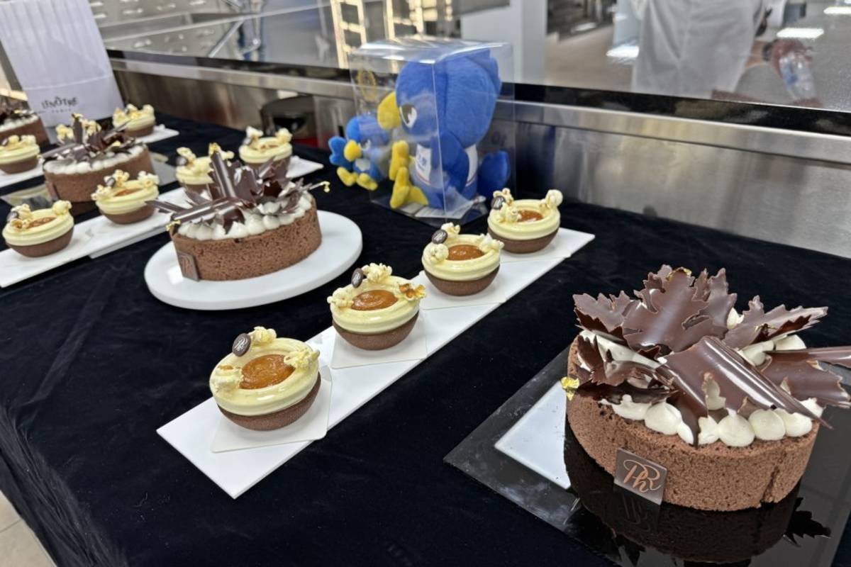 曾獲「法國最佳工匠MOF」講師 Pierre-Henri Roullard示範的甜點巧克力香草爆米花塔、黑森林蛋糕。（圖:弘光科大提供）