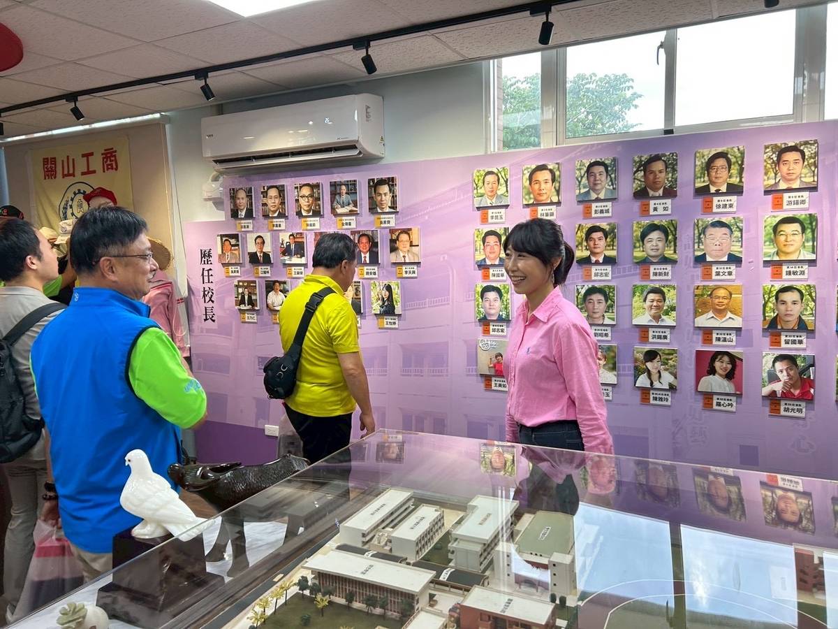 關山工商王怡婷校長（右一）開心的為大家介紹校史館