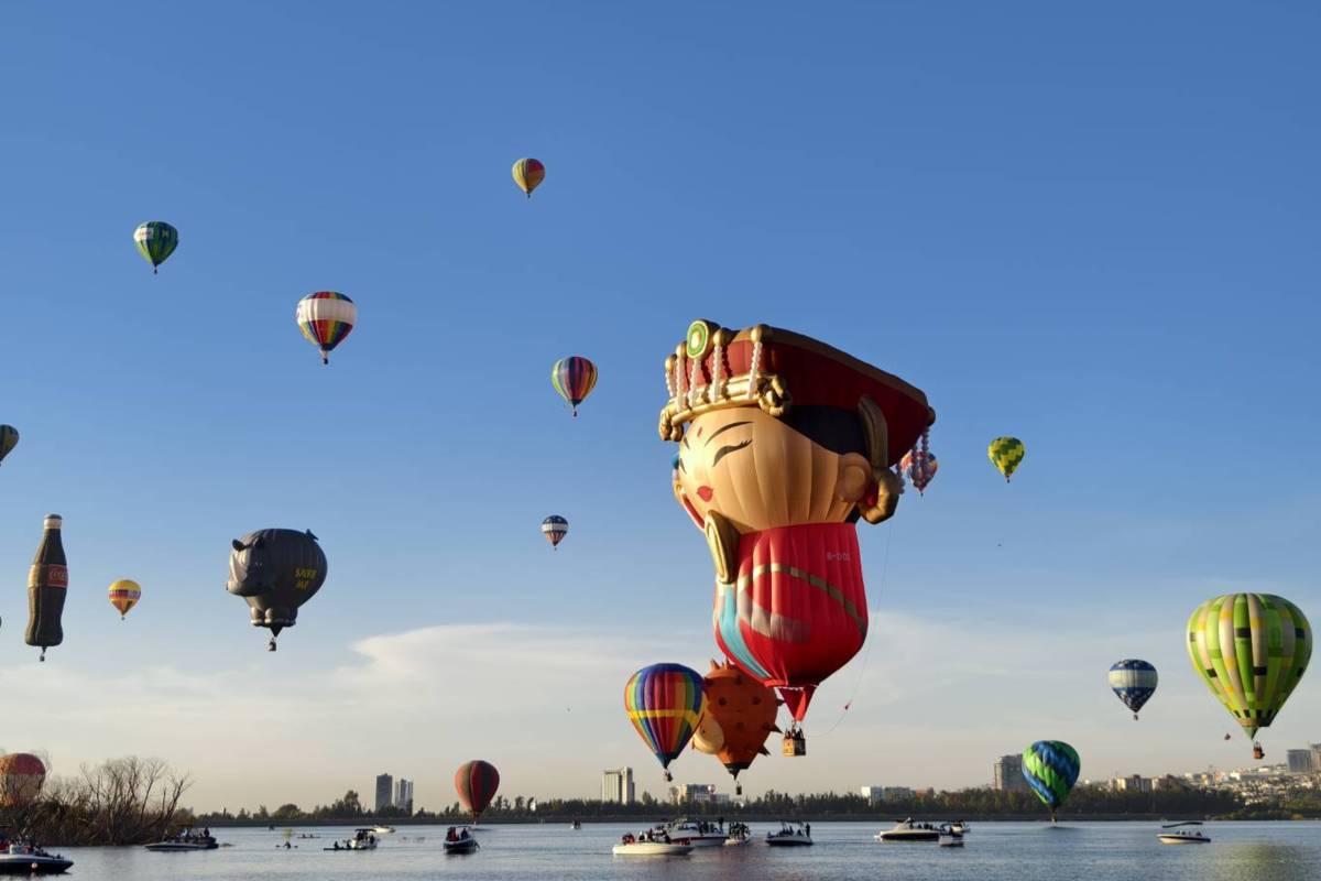 當Q版媽祖熱氣球亮眼配色與造型，晨曦中升空瞬間，成為全場焦點，掌聲與歡呼聲此起彼落，吸引大批觀眾駐足拍照打卡，展現臺東媽祖熱氣球的獨特魅力與吸引力。