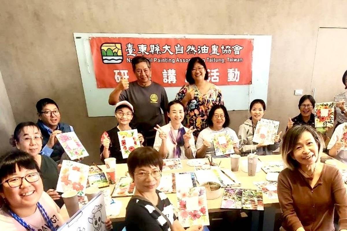 臺東大自然油畫協會舉辦研習課程，大家展示自己繪製的花卉賀年卡。