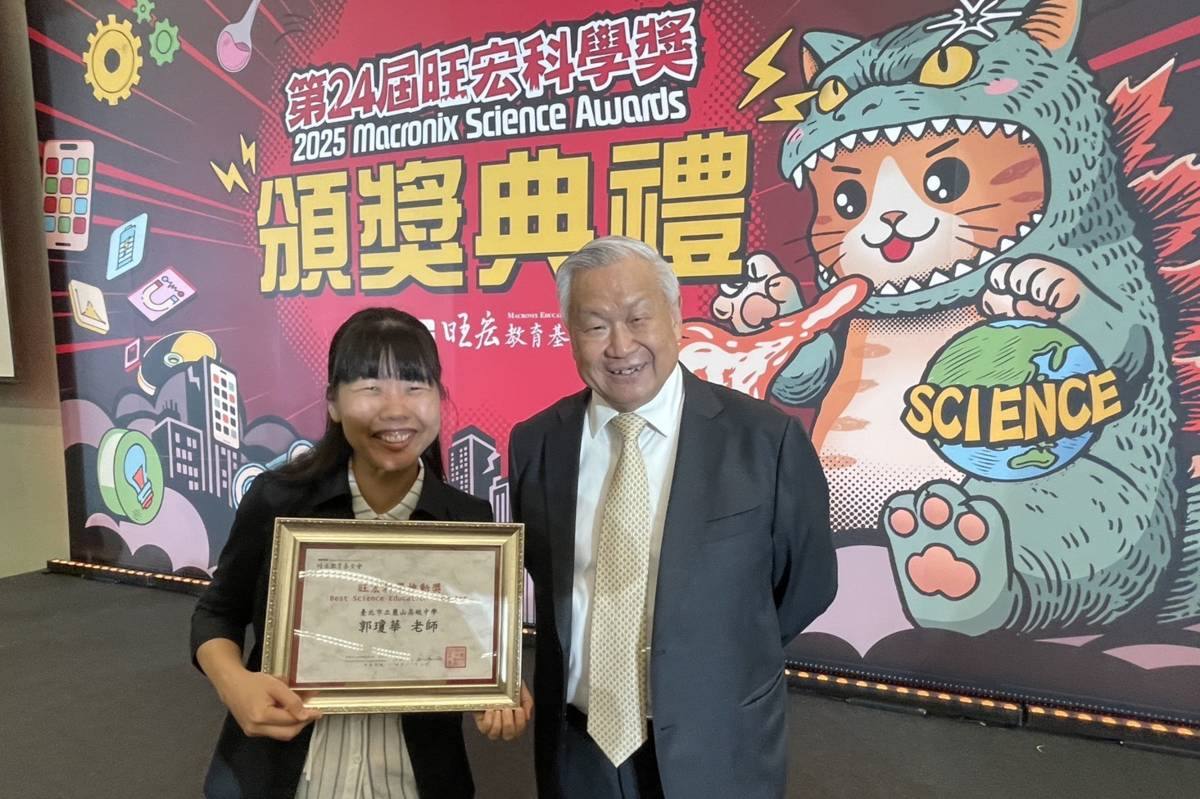 生物科郭瓊華老師(左)榮獲2025年「旺宏科學獎推動獎」