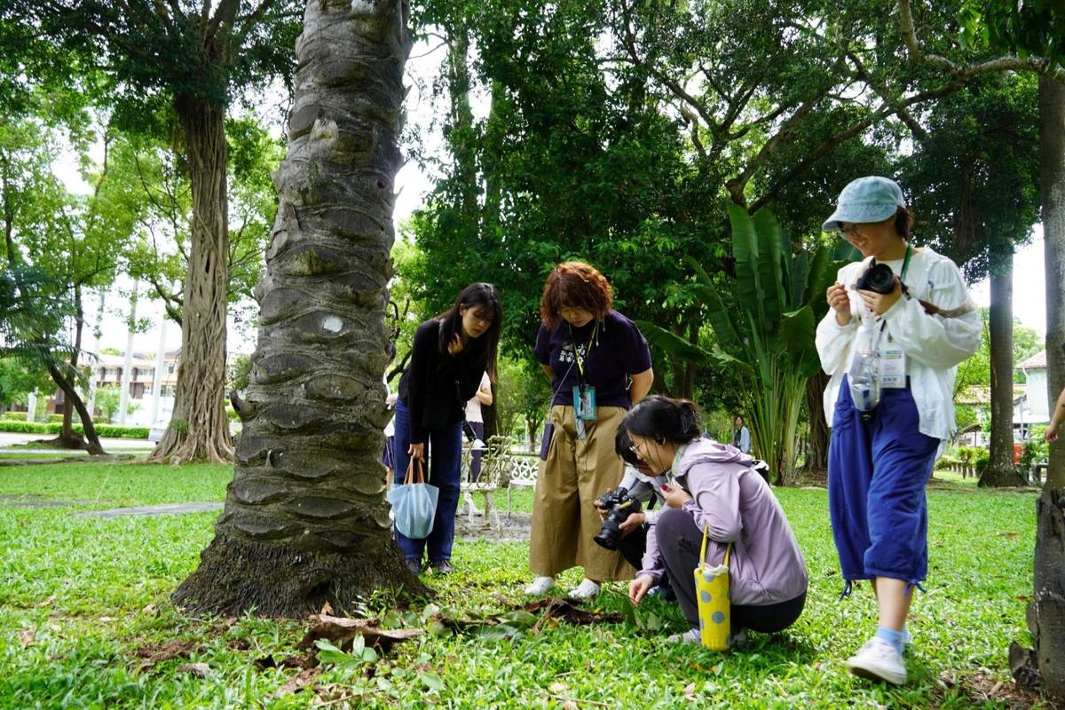 青聚點「南投縣地方產業群聚發展協會」帶領學員走進中興新村，透過感官微觀地方風景