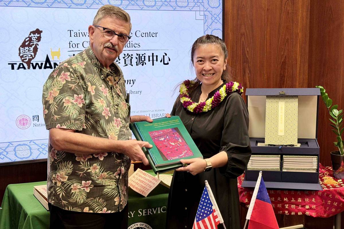 國家圖書舘王涵青與夏威夷大學(UHM)圖書館Clem Guthro館長合影