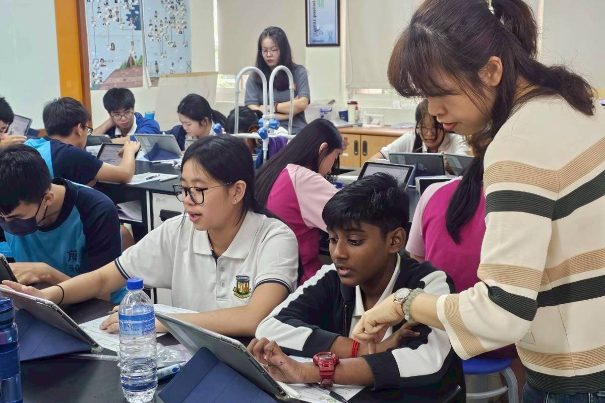 來自新加坡的聚英中學師生參訪臺北市蘭雅國中，學生入班體驗理化課程

