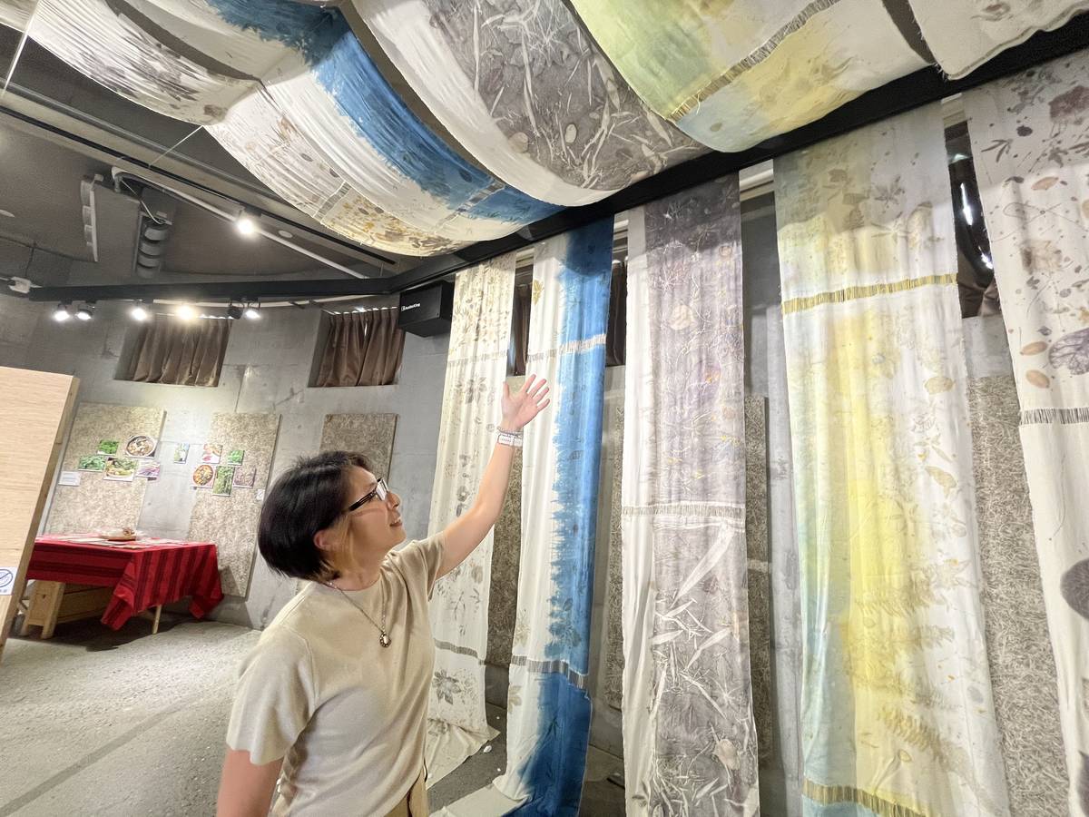 史前館遺址發展組組長高筱慧介紹植物染作品