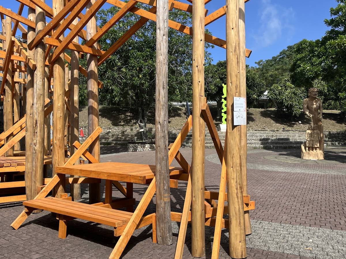 由盧建銘和基隆八斗高中原住民教育實驗班學生利用上課用的結構和木頭材料，組裝成可以讓民眾休憇也可以走動的樹屋。