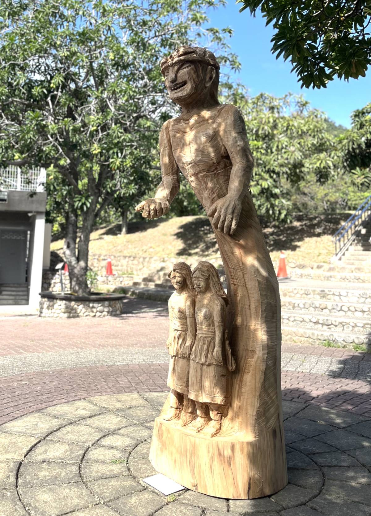 希巨蘇飛的木雕創作