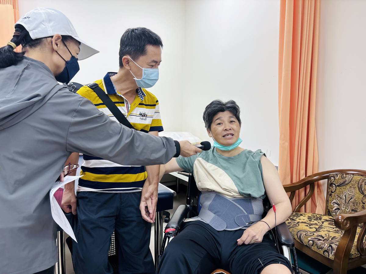 夫妻一起唱出「天父恩典真正大」