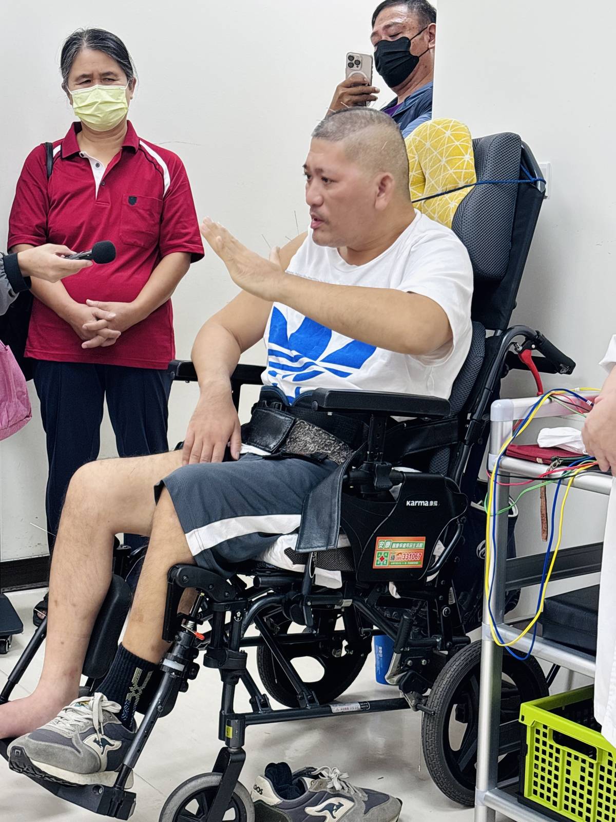 胡先生原本因腦幹出血造成的右癱及說話不清的問題，目前右腳可站10分鐘、可說話有邏輯