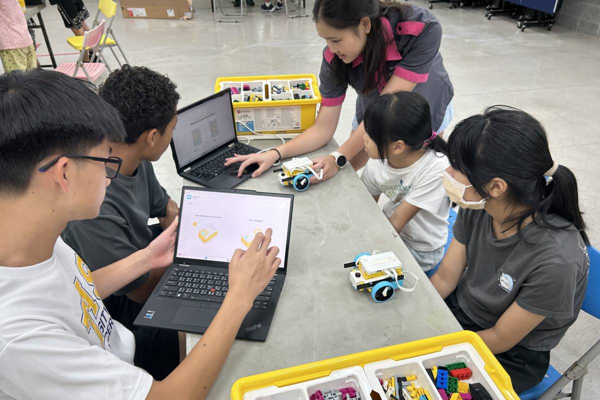 「樂高機器人體驗營」由美國學校學生擔任講師，帶領國中生和小學生組裝樂高機器人
