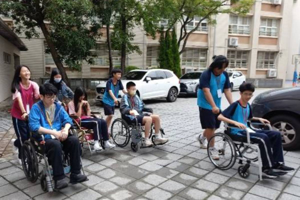 蘭雅國中「曙光服務社」學習輪椅操作，陪伴身障者與遲緩幼兒，榮獲學校社團組金等獎