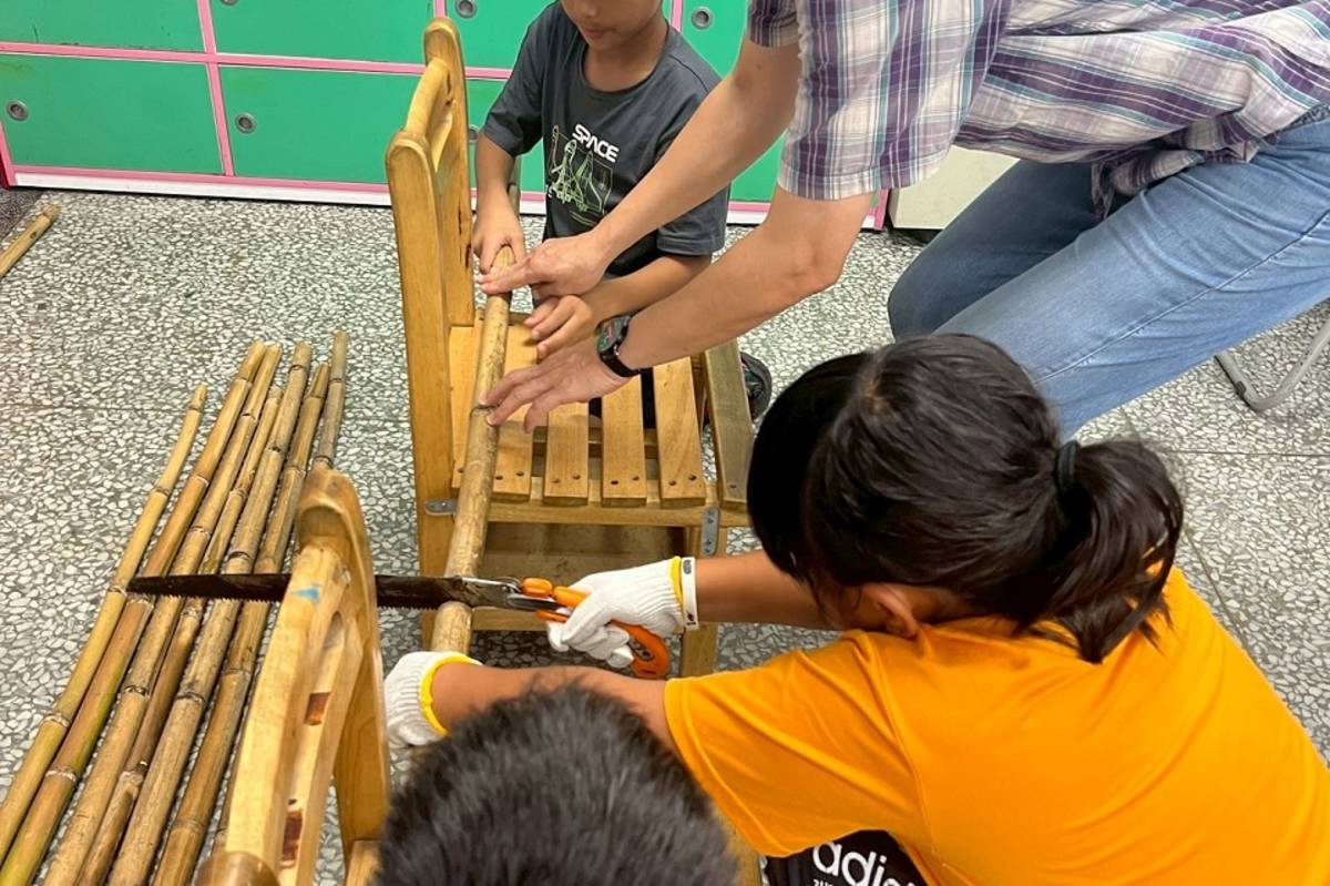 師生一起製作竹屋屋頂