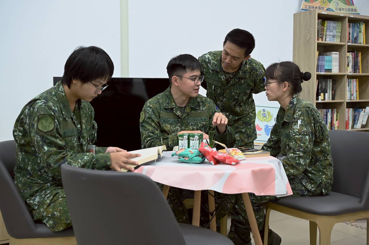 官兵於「心輔小棧」休憩、閱讀