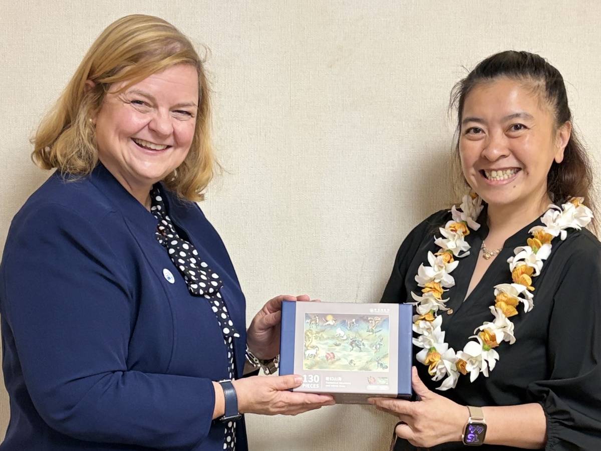 國圖王涵青館長與夏威夷州立圖書館系統Stacey A. Aldrich總館長合影