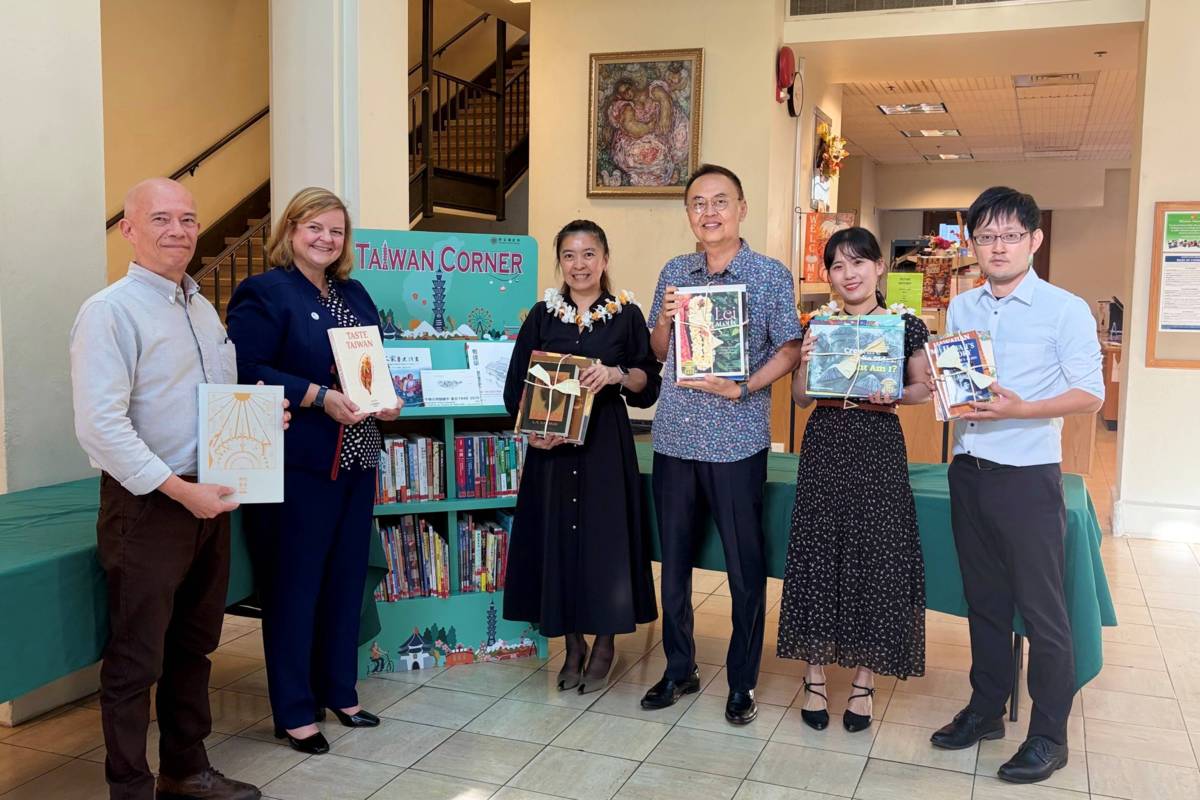 國家圖書館捐贈Taiwan Corner予夏威夷州立圖書館嘉賓合影