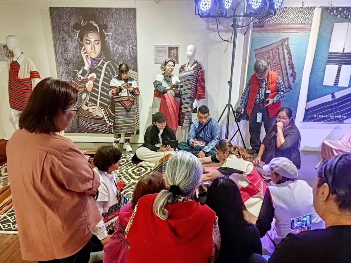 海外泰雅族織品文物重製工作坊。(圖/新北市政府原民局提供)