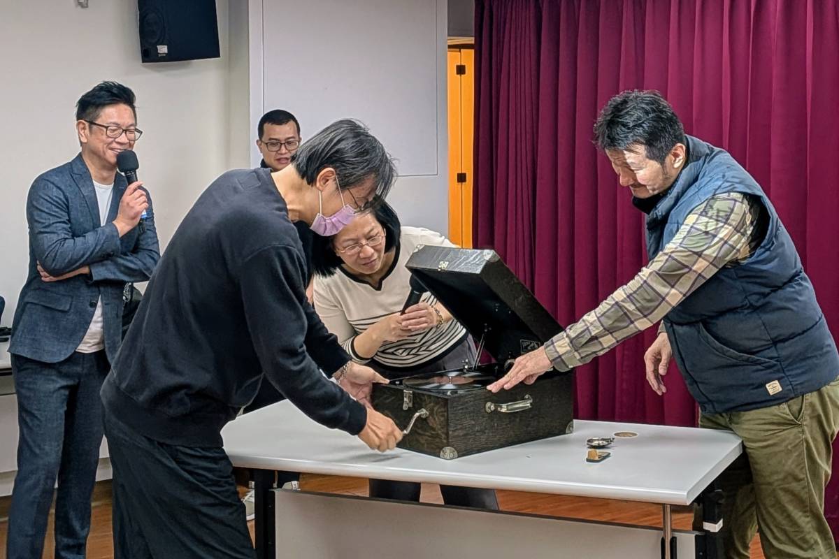 現場聽友體驗操作唱盤機