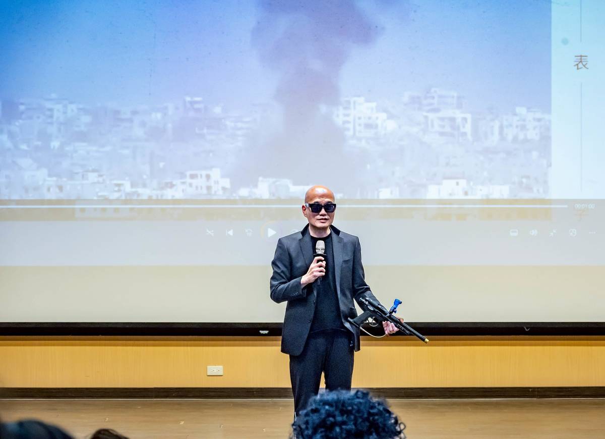 第十屆金樹莓頒獎典禮以「特務」為主題，校長鄭憲宗配合演出，一身特務裝扮出現。