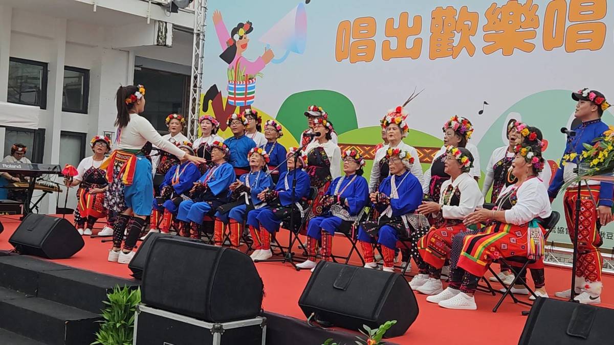 各個文健站的族人都穿上族服，用美麗的歌聲唱出懷念的時光。