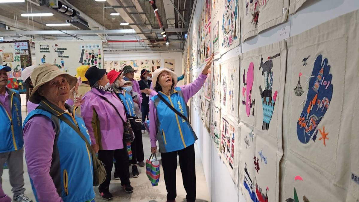 文健站長者仔細看展的情況