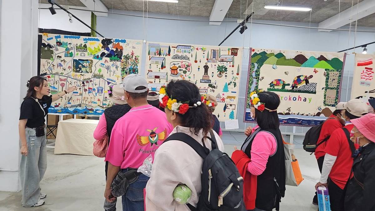 工作人員向大家介紹各個文健站的成果