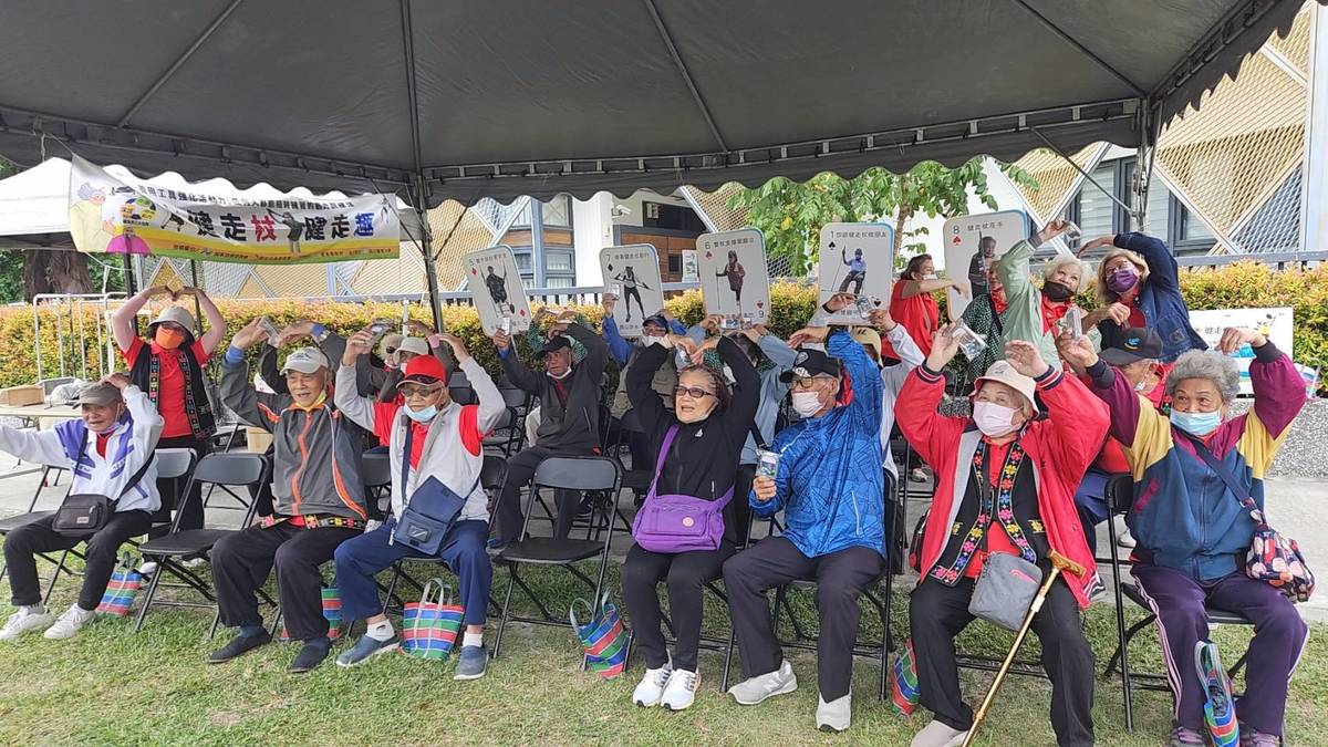 文健站長者們開心的比手勢