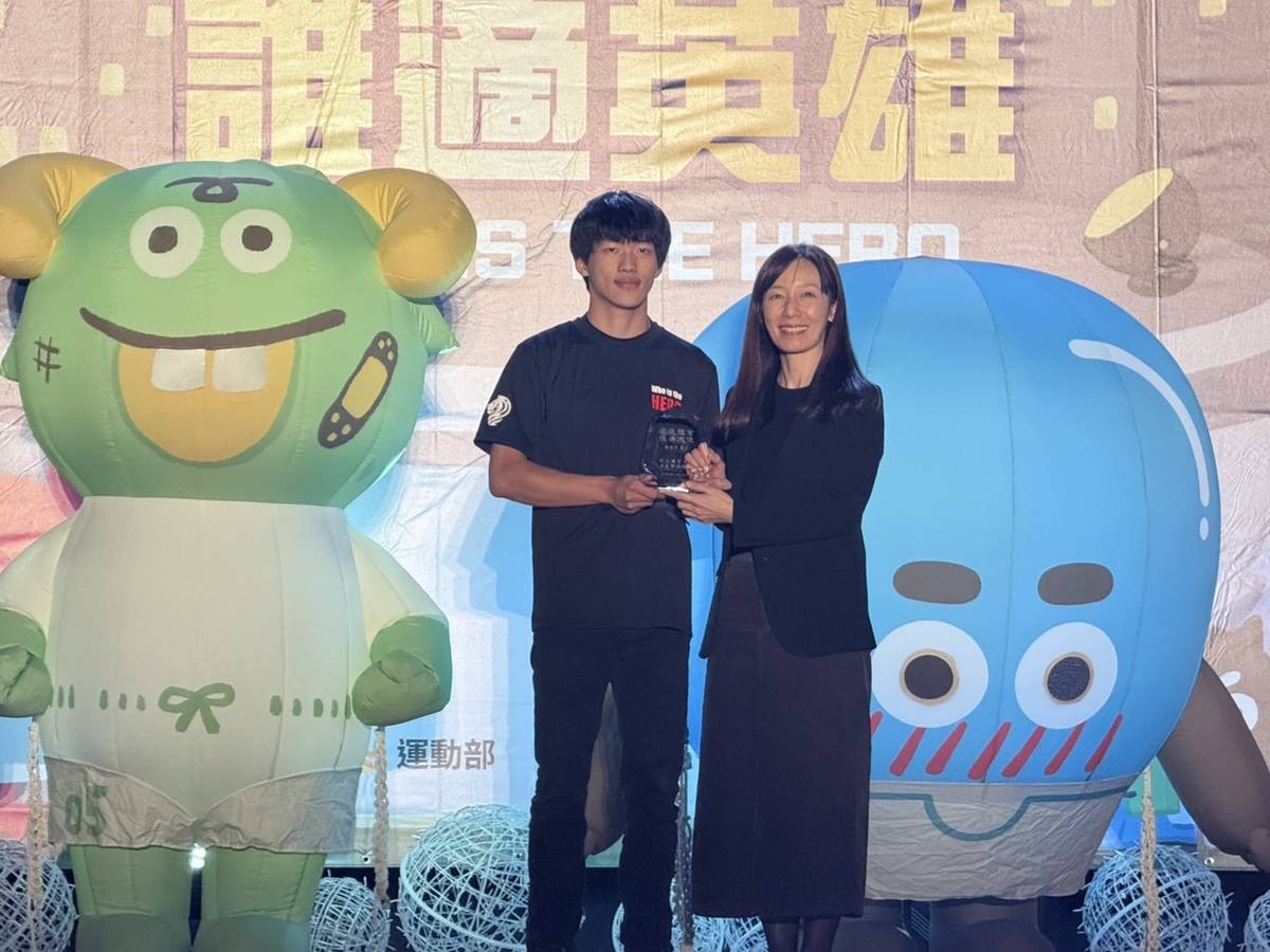 運動部適應運動司林佩君司長頒發榮譽獎座予適應體育推廣大使林冠宇同學。(運動部提供)