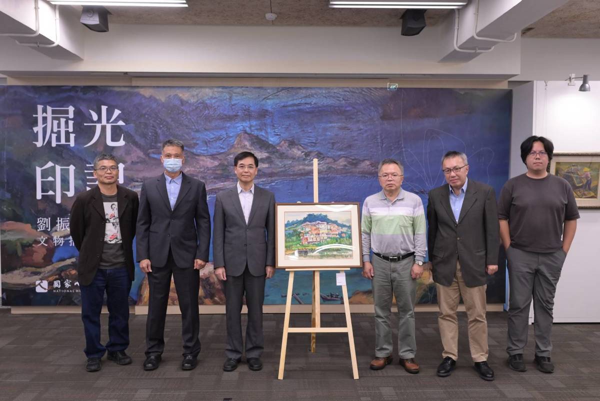 「劉振源前輩文物捐贈儀式」合影，(右起)中山大學助理教授林傳凱、家屬劉介奇先生與劉介光先生、人權館館長洪世芳、國立臺北教育大學學務長蔡葉榮及文化創意產業經營學系副教授蕭旭智。(人權館提供)