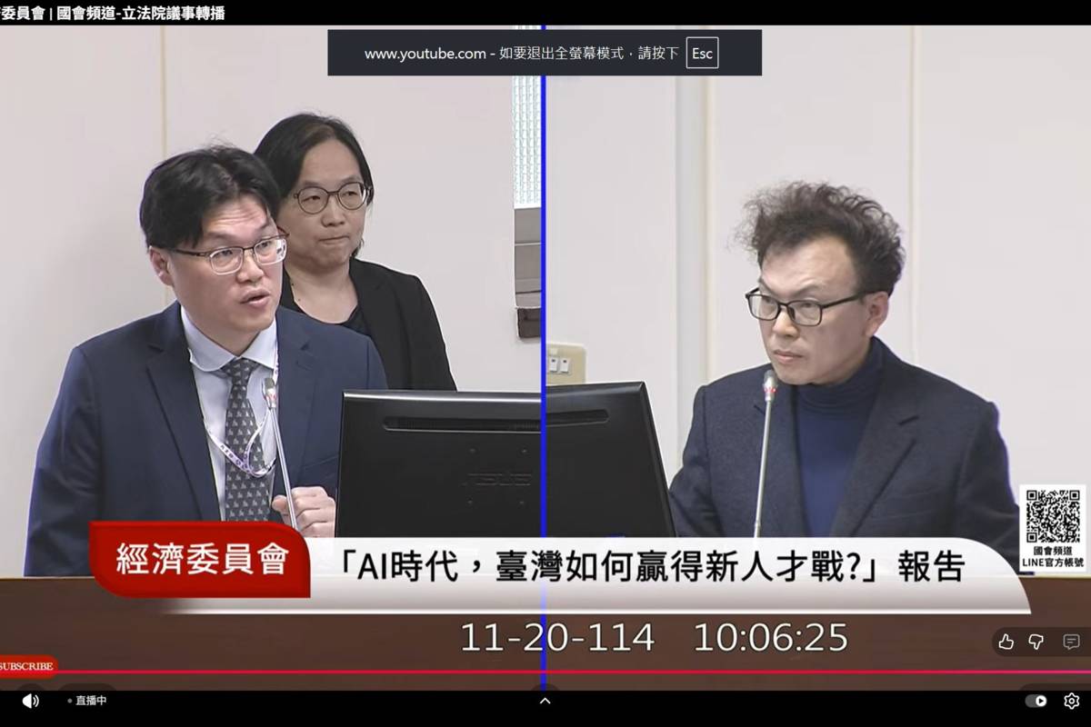 立法委員鄭正鈐(右)質詢教育部次長朱俊彰(左)。(取自立法院直播)