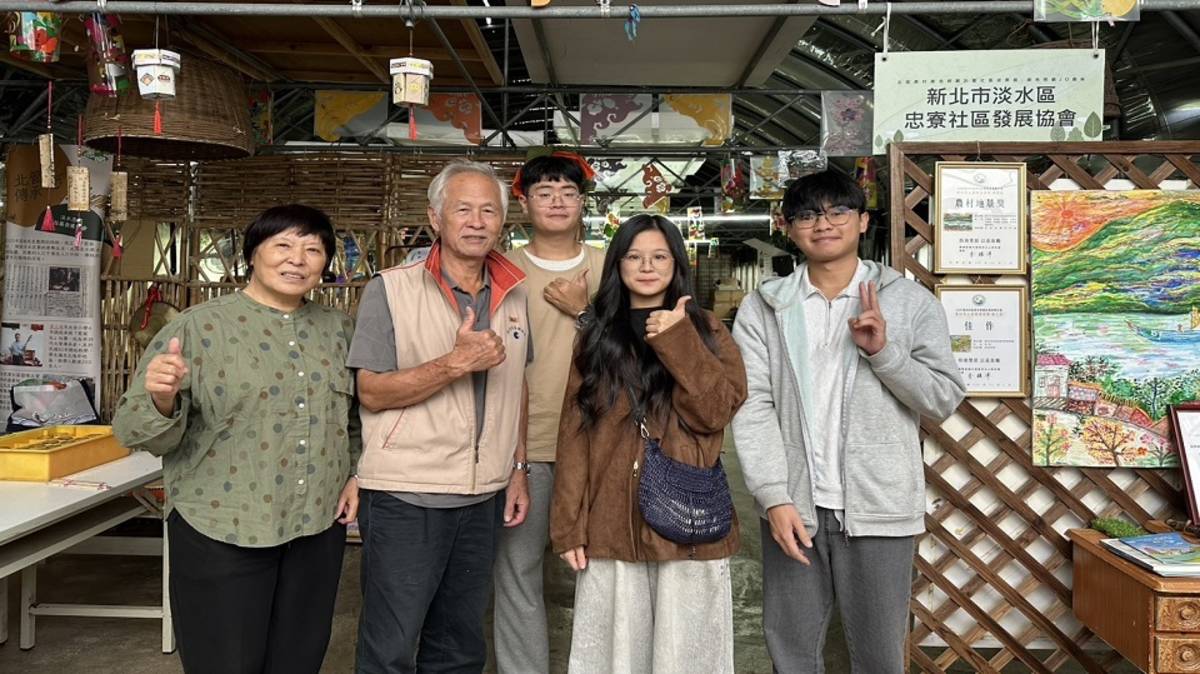 受訪團隊成員蔡銘賓(右一)、龔家星(右二)、王冠崴(右三)以及忠寮社區居民寶淑姐(左一)、忠寮社區總幹事鎮榮大哥(左二)在綠照中心合影。
