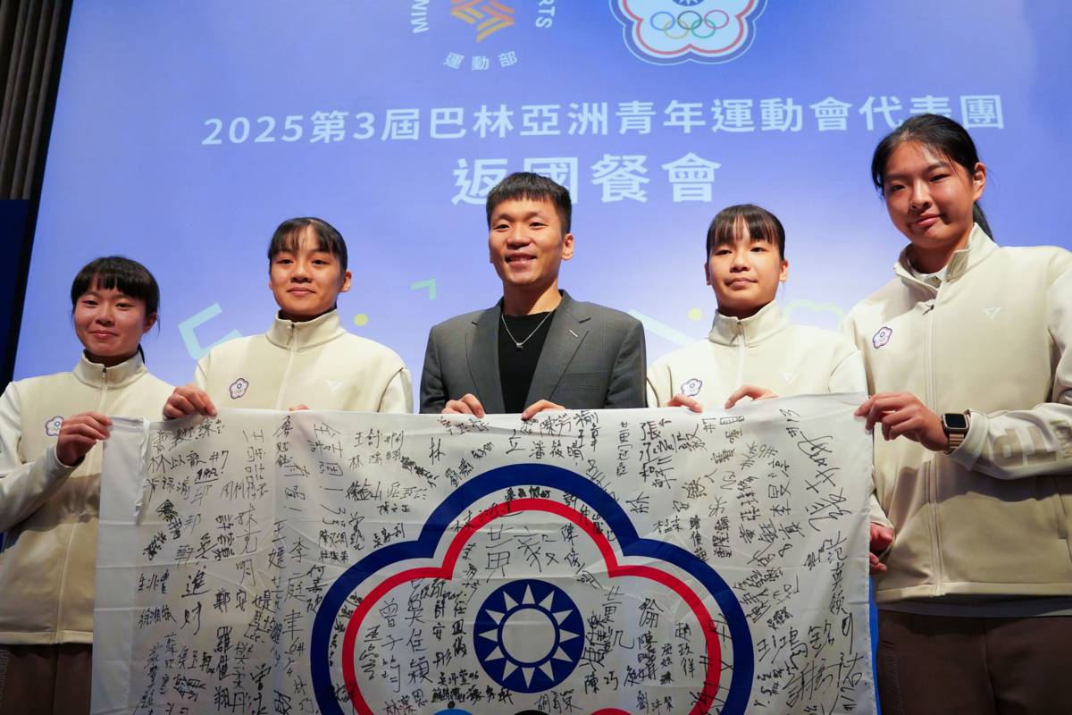 女籃3X3選手代表（左起吳沛萱、陳芯、謝艾彤、喬麗爾）致贈李洋部長簽名會旗。(運動部提供)