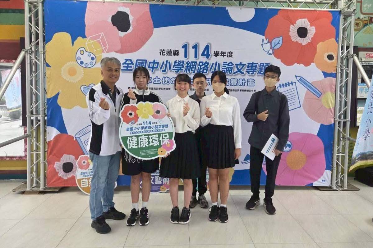 學生團隊與校長合影