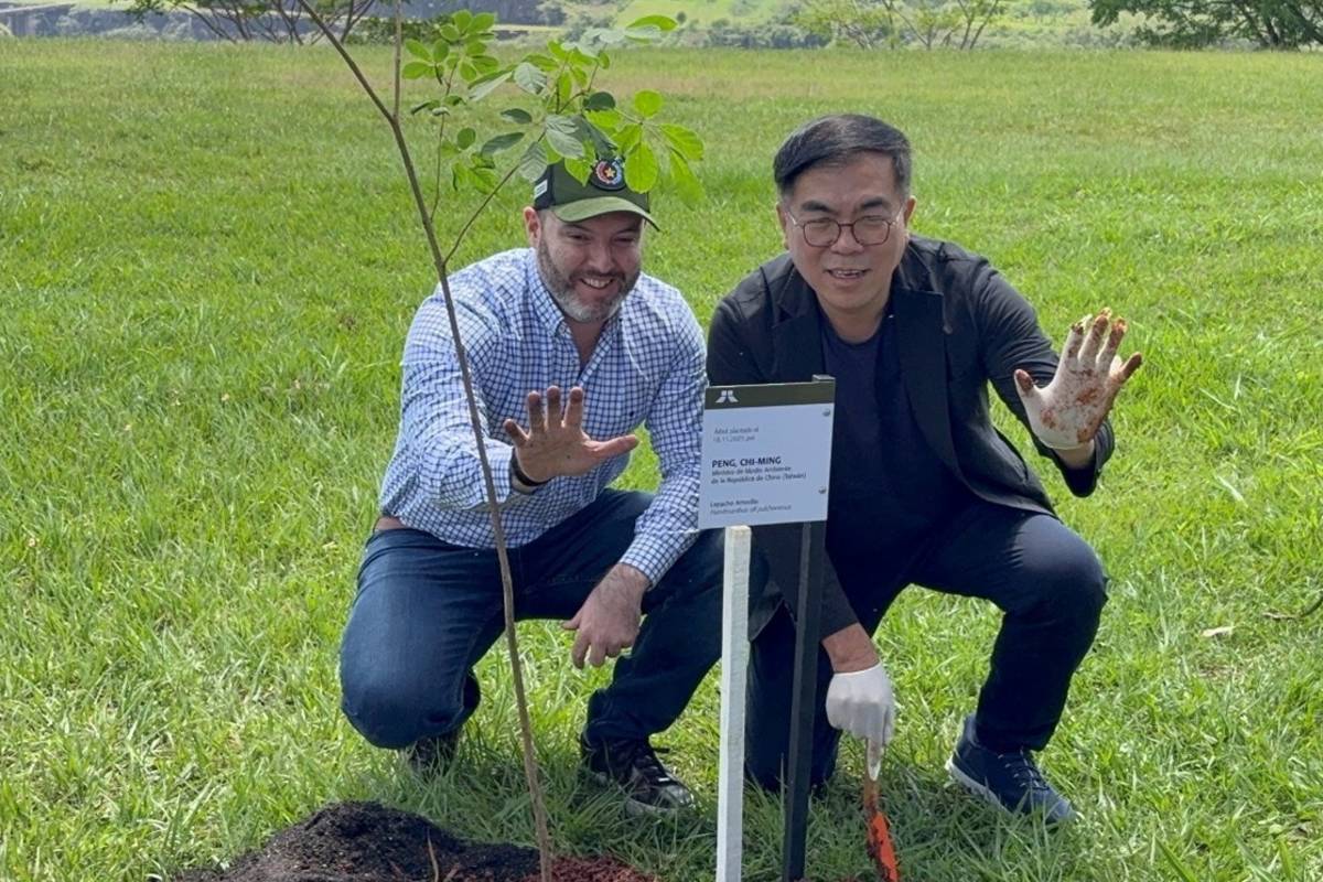 臺巴兩國環境部長植樹。(環境部提供)