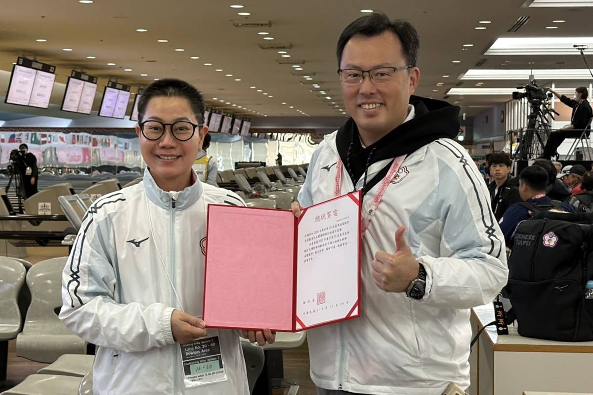 保齡球代表隊陳怡妙選手於女子個人賽斬獲銅牌，運動部鄭世忠政務次長轉交總統賀電恭賀。(運動部提供)