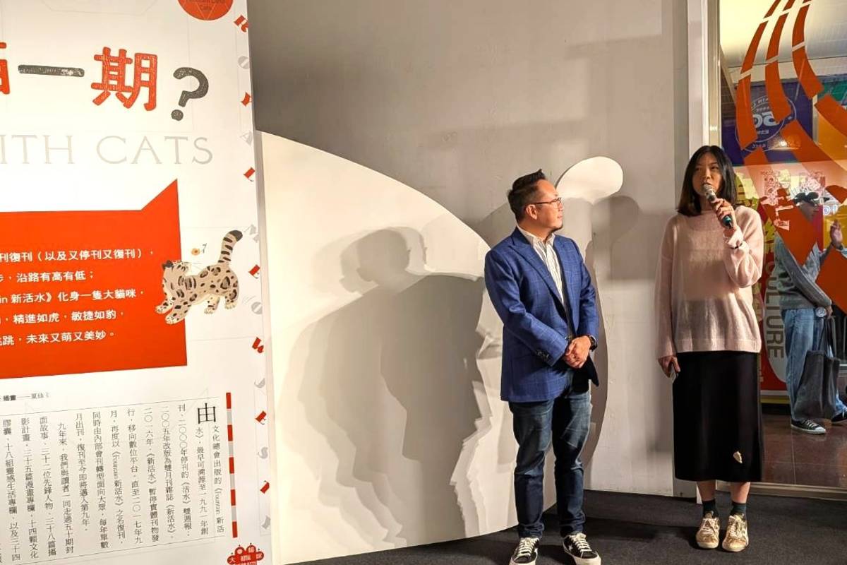 總編輯黃麗群導覽在文化總會進行的特展