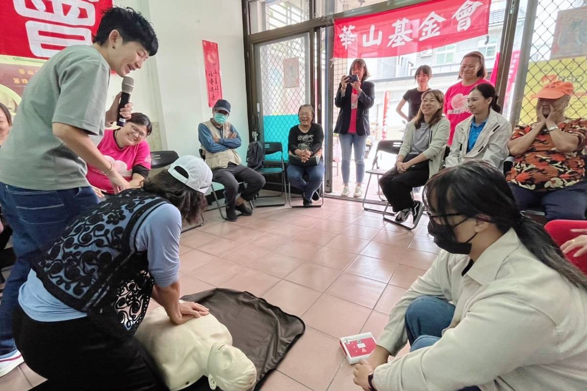 華山基金會臺東縣愛心天使站在臺東市新生里社區教室，舉辦114年第四季義工訓練活動，教大家CPR操作。