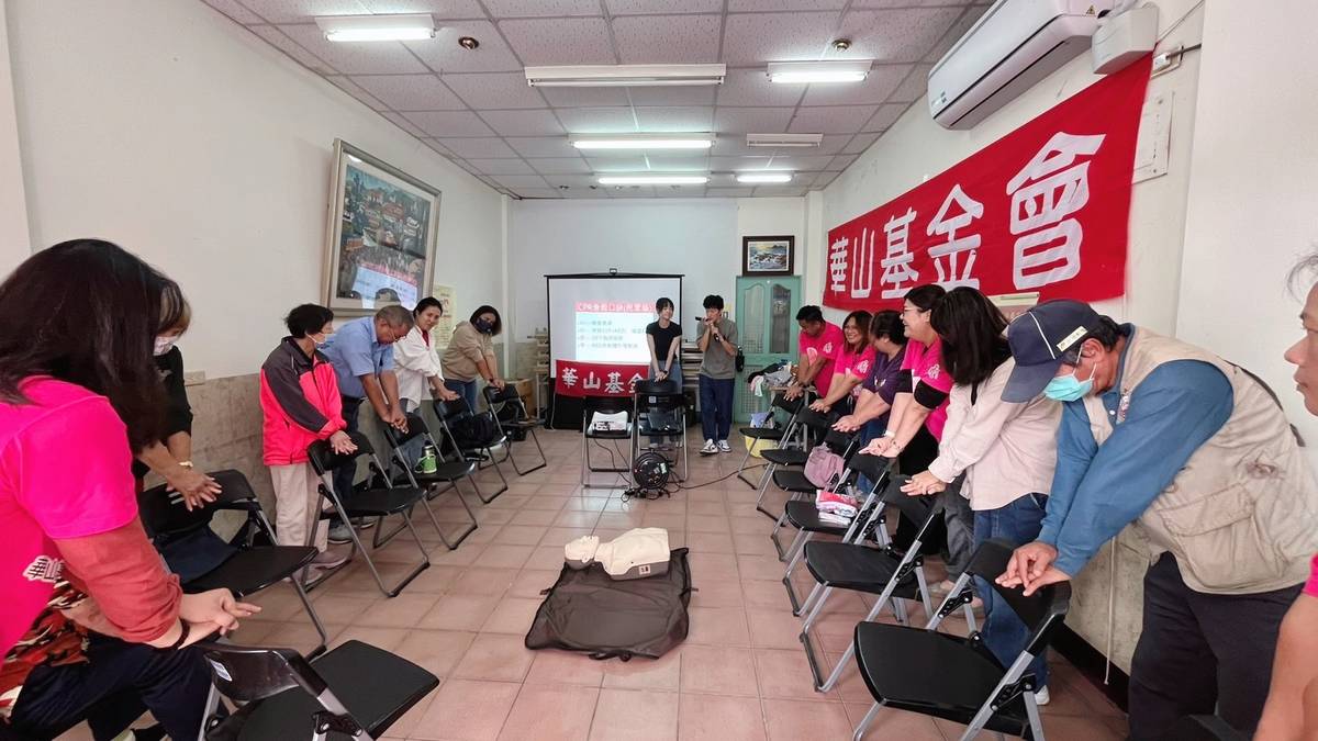 華山基金會臺東縣愛心天使站辦義工訓練，大家都非常認真練習。